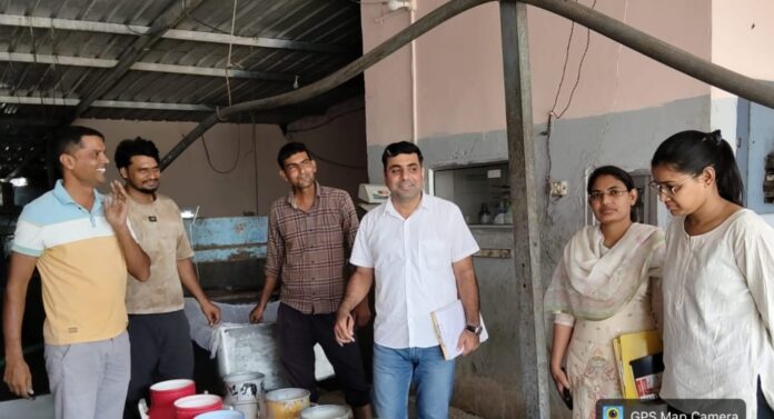 खाद्य पदार्थों की जांच करती टीम