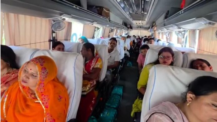 2680 प्रत्याशियों को बसों से रवाना करते पार्टी पदाधिकारी