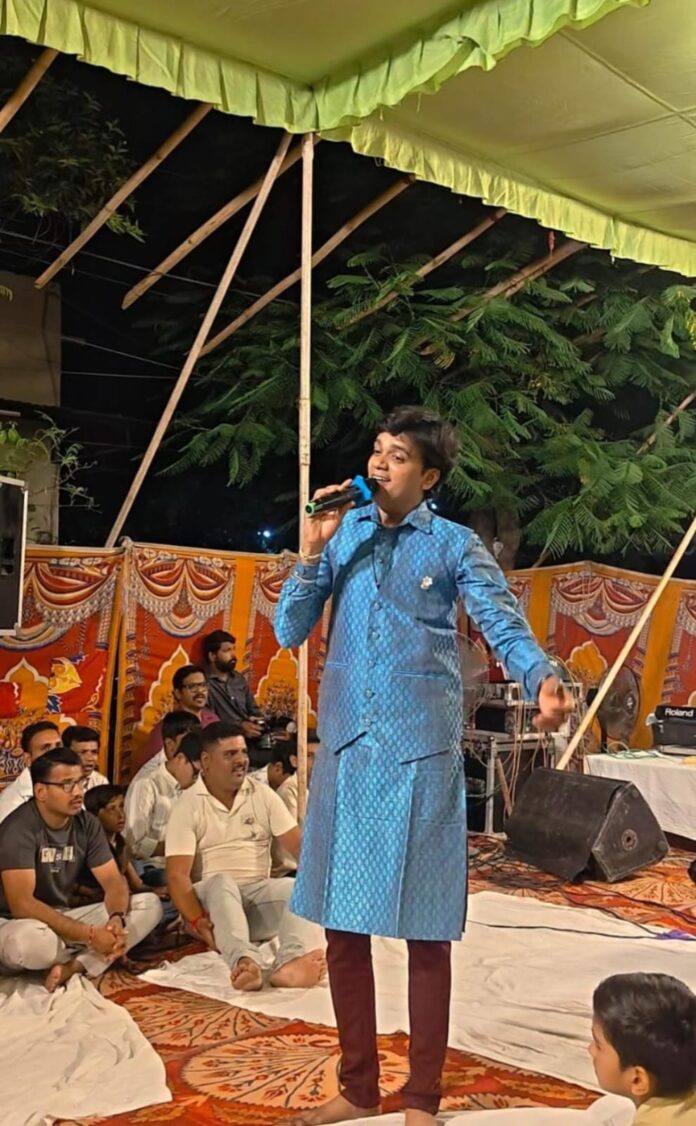श्रद्धालुओं ने शामिल होकर भगवान की भक्ति की