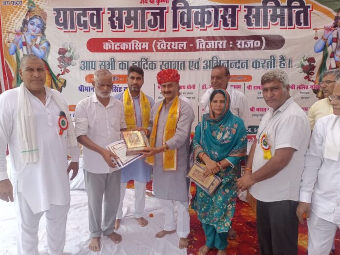 प्रतिभा सम्मान समारोह में सम्मानित प्रतिभाएं और समाज के पदाधिकारी