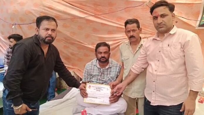 2718 चूड़ी मार्केट शिविर में रक्तदान करते व्यापारी
