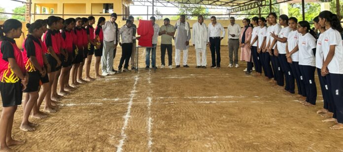 2721 खिलाड़ियों से परिचय प्राप्त करते अतिथि