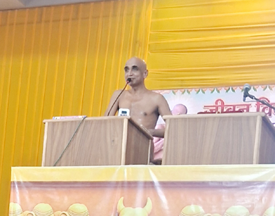 2722 जीवन विकास शिविर में पत्रकार वार्ता को संबोधित करते सौम्य सागर महाराज