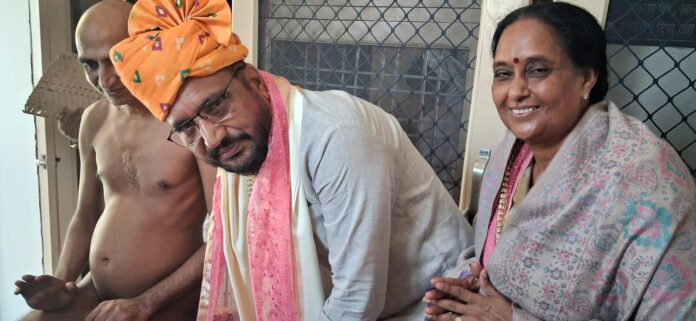 आशीर्वाद लेते चेयरमैन पवन जैन चौधरी