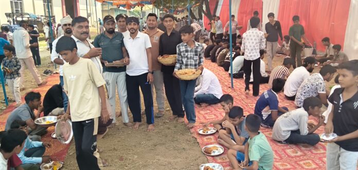 2735 जाहरवीर गोगाजी मंदिर में श्रद्धालुओं ने प्रसादी ग्रहण की