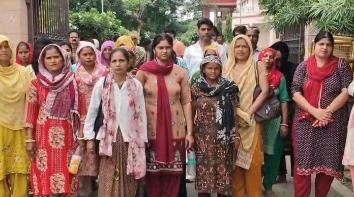 2737 पीएफ कटौती के बावजूद राशि जमा नहीं होने पर जिला कलक्टर को ज्ञापन