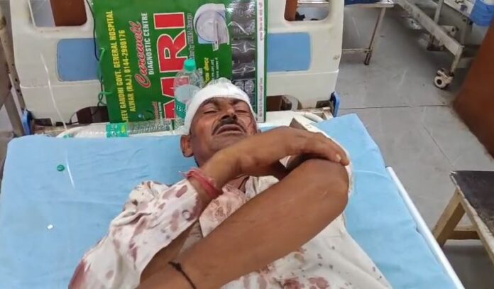 जमीन विवाद में घायल का जिला अस्पताल में उपचार