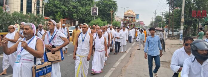 भव्य रथ यात्रा में शामिल शिविरार्थी और श्रद्धालु