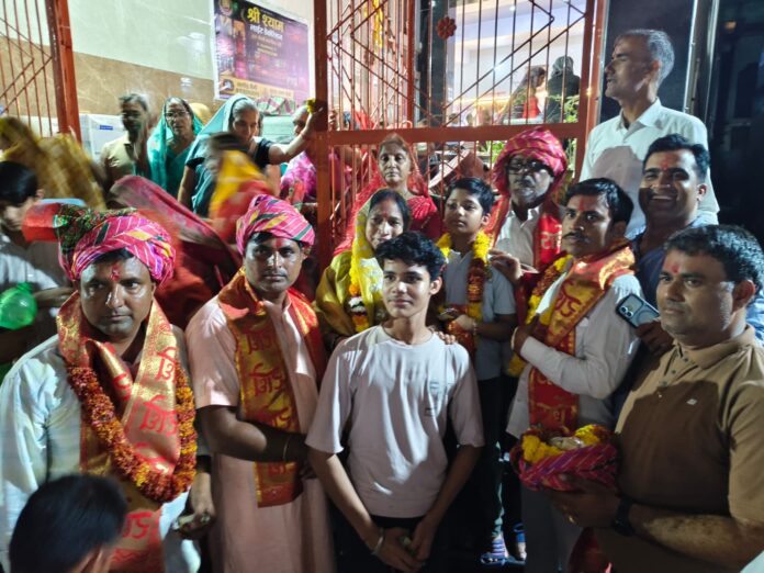 2748 लक्ष्मणगढ़ में नव निर्वाचित नगर पालिका अध्यक्ष, उपाध्यक्ष एवं पार्षदों का स्वागत करते लोग