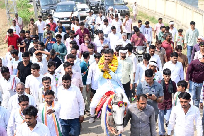 अलवर ग्रामीण क्षेत्र में विकास कार्यों के लोकार्पण के दौरान घोड़ी पर बैठाकर जुलूस निकाला