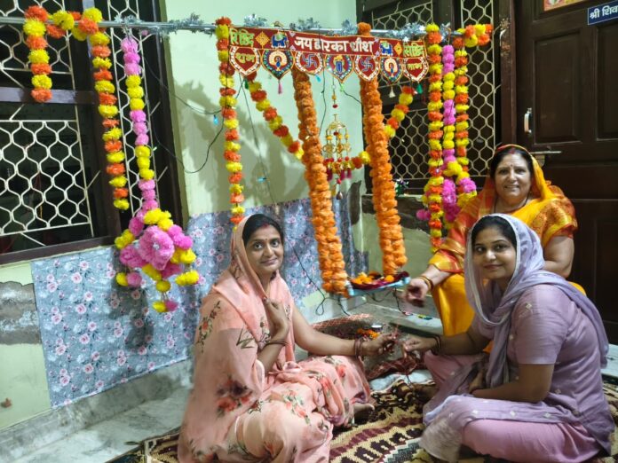 मंदिरों से लेकर घरों तक उत्सव का माहौल