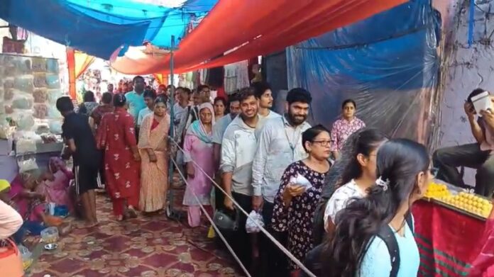 गणेश चतुर्थी पर दर्शन के लिए लगी श्रद्धालुओं की कतार