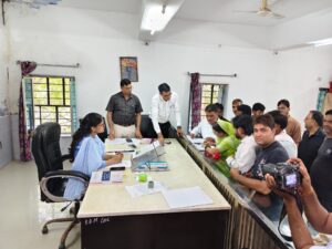 बीजेपी अध्यक्ष का फॉर्म भरते हुए मीना गुप्ता