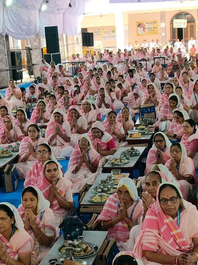 दशलक्षण कार्यक्रम में मौजूद महिला शिविरार्थी