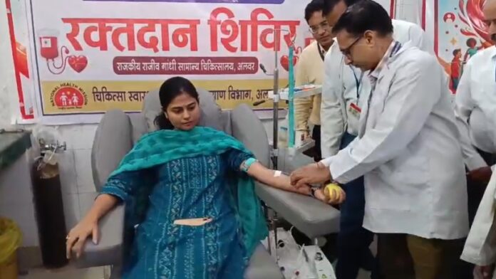 572 रक्तदान करते हुए जिला कलेक्टर डॉ. अर्तिका शुक्ला