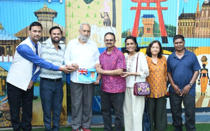574 फिजी के उच्चायुक्त जगन्नाथ सामी का स्वागत करते संचालक और प्रशासनिक अधिकारी