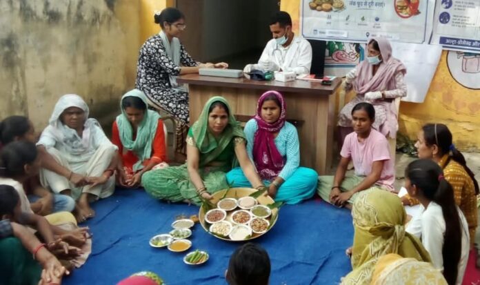 महिलाओं एवं बालिकाओं की स्वास्थ्य जांच करते स्वास्थ्यकर्मी
