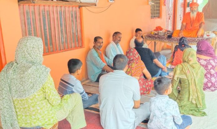 582 भजन-सत्संग के दौरान भक्ति में लीन श्रद्धालु