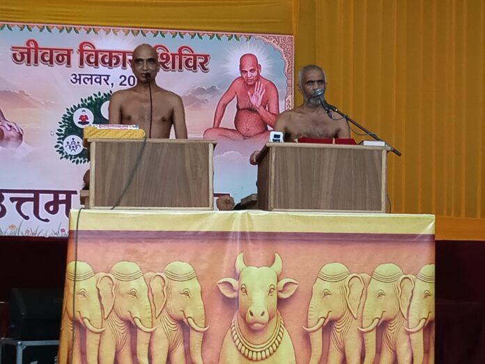 591 सौम्य सागर महाराज एवं साथ विराजमान मुनि निश्चल सागर महाराज
