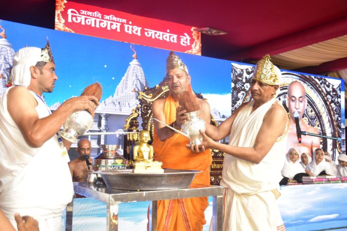 दस लक्षण पर्व के चौथे दिन उत्तम शौच धर्म की पूजा-अर्चना करते श्रद्धालु