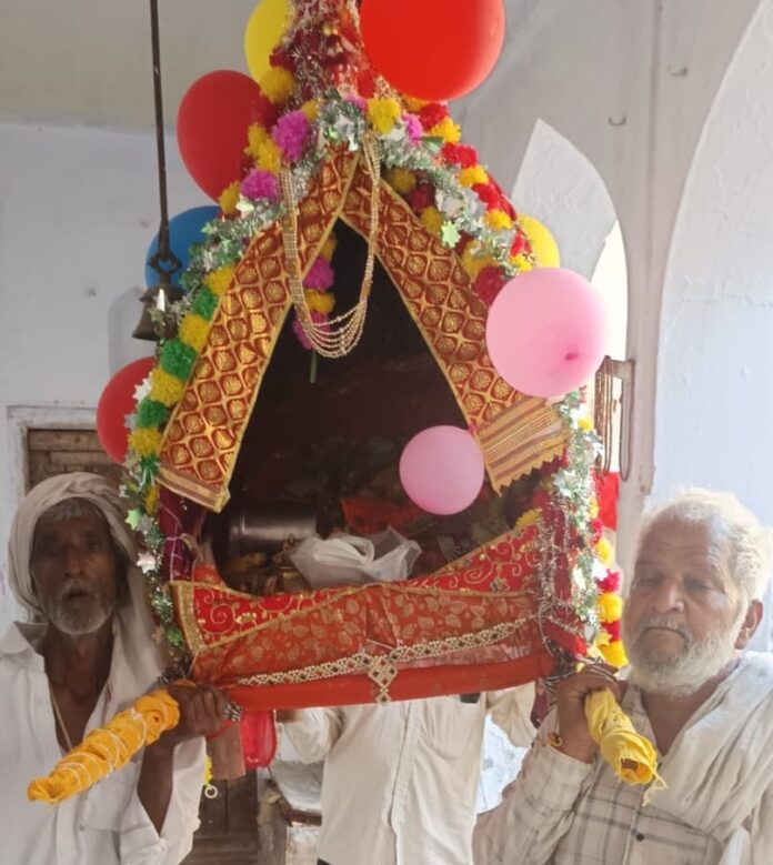 622 ठाकुर जी की पालकी यात्रा निकालते श्रद्धालु
