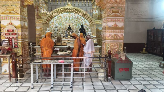 626 दसलक्षण पर्व के सातवें दिन उत्तम तप धर्म की आराधना करते श्रद्धालु