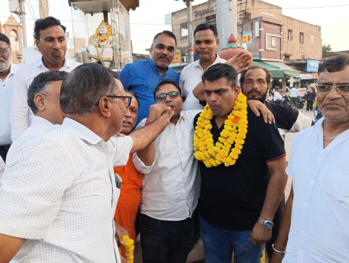 628 नरेंद्र अग्रवाल उर्फ नन्नू का स्वागत करते अग्रवाल समाज एवं सर्व समाज के लोग