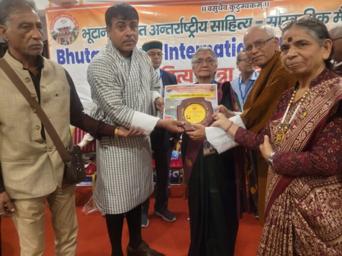 सम्मानित होतीं अलवर की साहित्यकार डॉ. कुमकुम कपूर