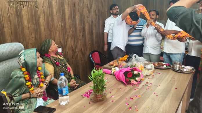 641 नगर पालिका में पूजा-अर्चना के बाद अध्यक्ष पद का कार्यभार संभालतीं मीना गुप्ता