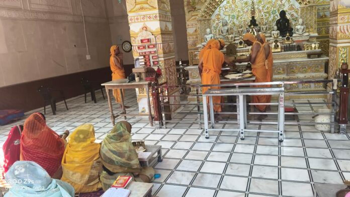 642 आठवें दिन उत्तम त्याग धर्म की आराधना करते श्रद्धालु