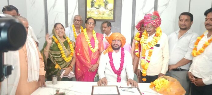अध्यक्ष पद की शपथ लेने के बाद पवन जैन चौधरी