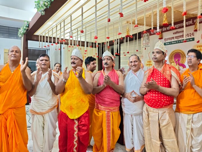 दसलक्षण के अवसर पर सम्मानित समाजसेवी और समिति के पदाधिकारी