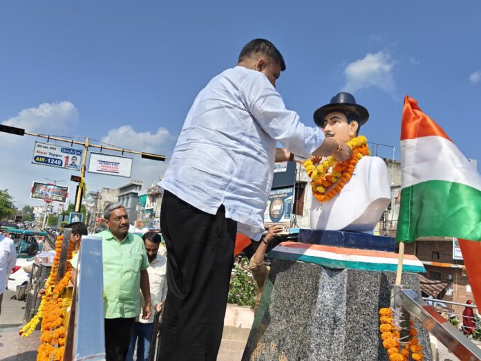 651 भगत सिंह की प्रतिमा पर माल्यार्पण करते मंत्री संजय शर्मा