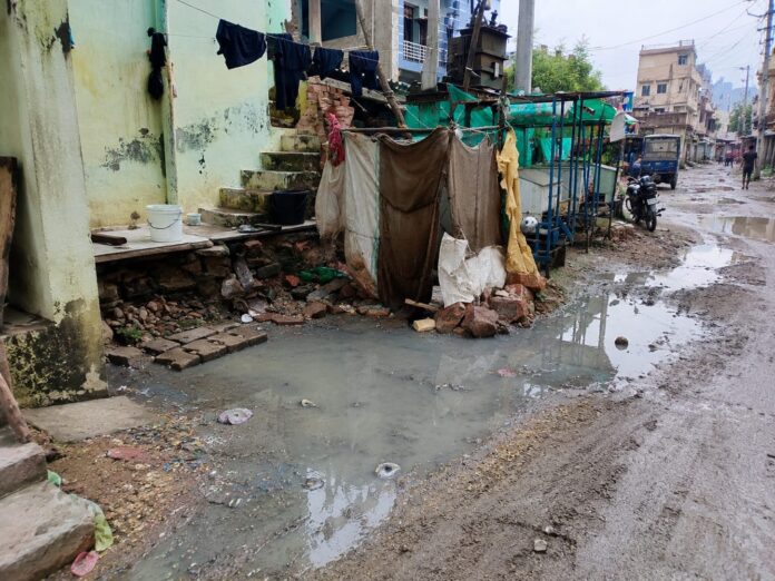661 नाला निर्माण में बाधा बनी बिजली विभाग की डीपी