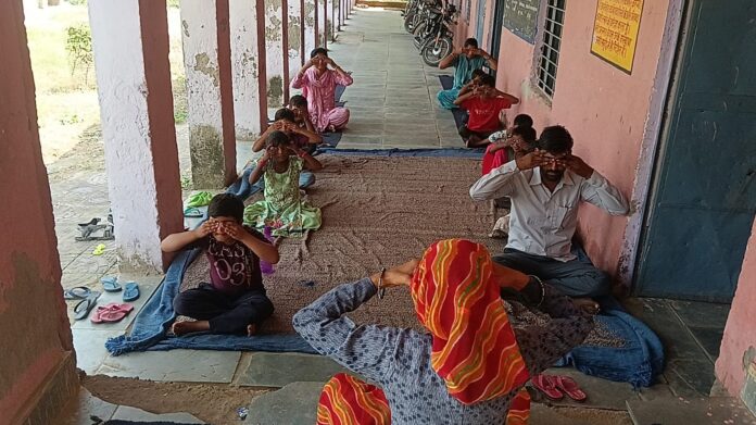 662 विद्यार्थियों को योगाभ्यास करातीं योग प्रशिक्षिका गीता शर्मा