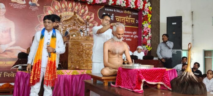 आचार्य श्री 108 ज्ञानभूषण मुनिराज के केशलोच