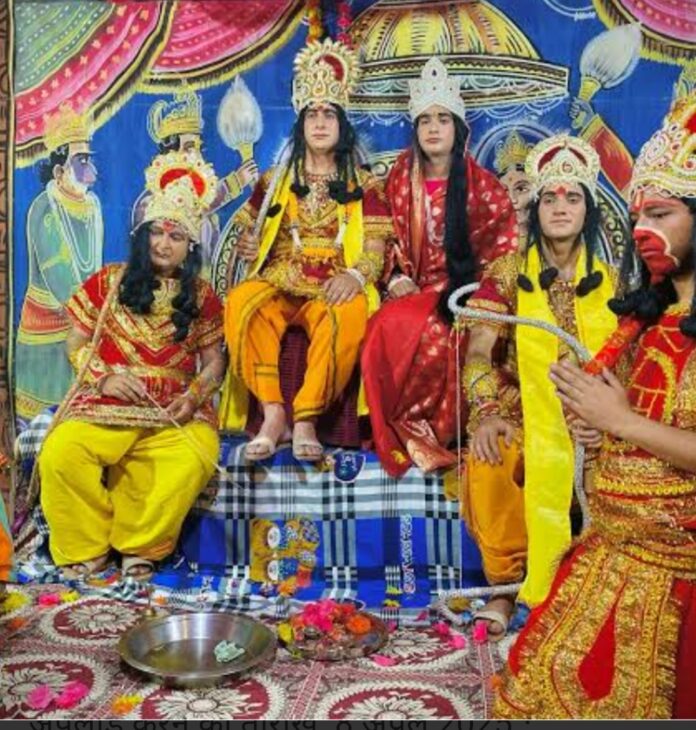 5 अक्टूबर से आयोजित होने वाली रामलीला के मंच की सजावट