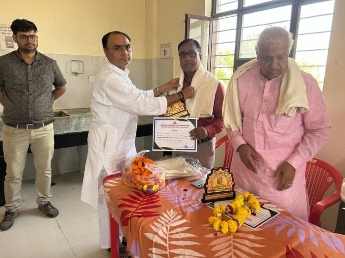 2766 रामचरण ‘राग’ को सम्मानित करते सामाजिक न्याय एवं अधिकारिता विभाग के अधिकारी