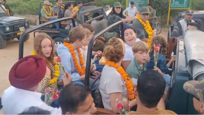 सरिस्का टाइगर रिजर्व खुलने पर जंगल सफारी के लिए पहुंचे पर्यटक
