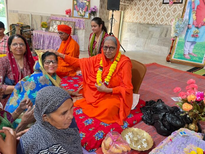 मानव उत्थान आश्रम में संत महात्मा आशीर्वाद देते हुए