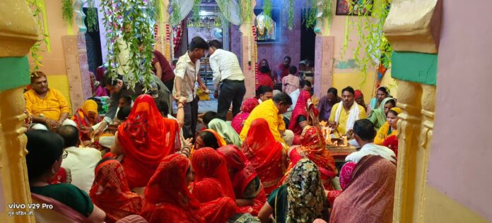 2797 कथा के समापन अवसर पर हवन में शामिल श्रद्धालु