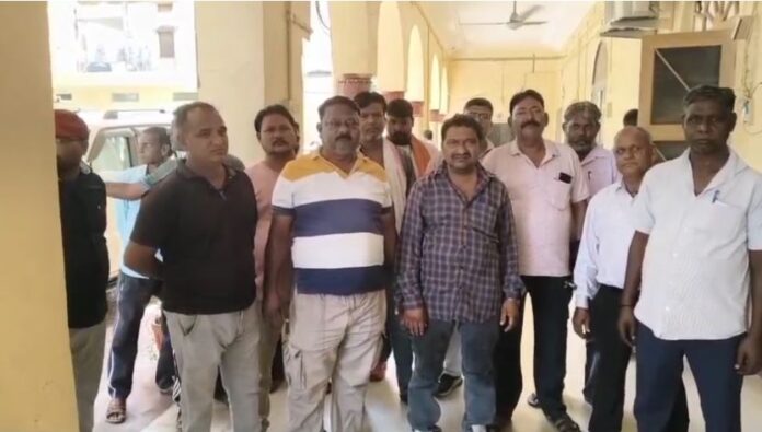 अनुभव प्रमाण पत्र की मांग करते सफाई कर्मचारी