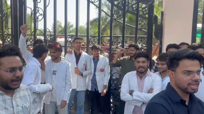 2805 ईएसआईसी मेडिकल कॉलेज में मांगों को लेकर धरना देते स्टूडेंट