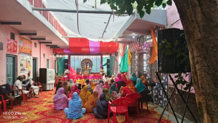 श्रीमद्भागवत कथा का श्रवण करते श्रद्धालु