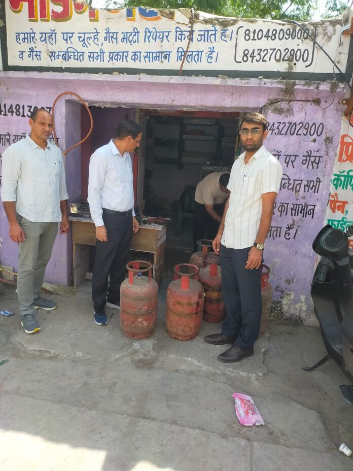 कार्रवाई के दौरान जब्त किए गए गैस सिलेंडर