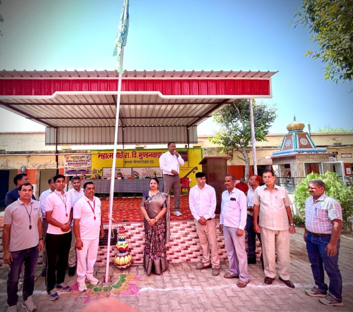 एथलेटिक्स प्रतियोगिता के शुभारंभ के दौरान मौजूद अतिथि और आयोजनकर्ता