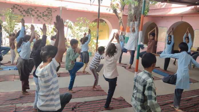 2817 योगाभ्यास कराते योगाचार्य केदार नाथ शर्मा