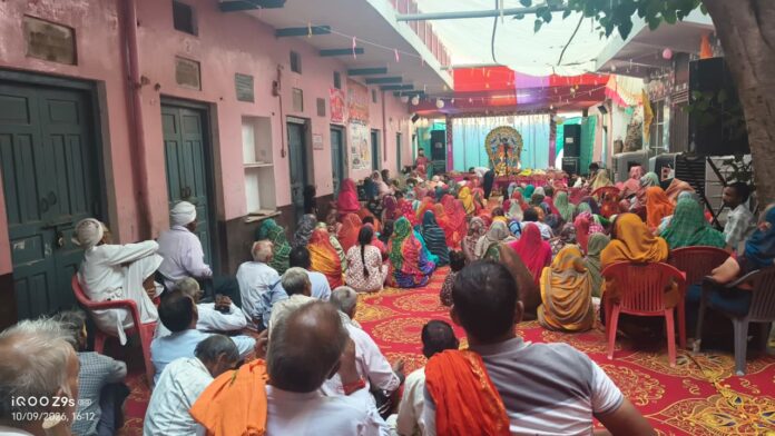 श्रीमद्भागवत कथा के समापन पर महाआरती में शामिल श्रद्धालु