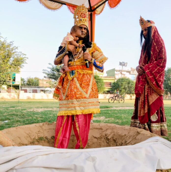 2822 सीता जन्म का मंचन करते कलाकार