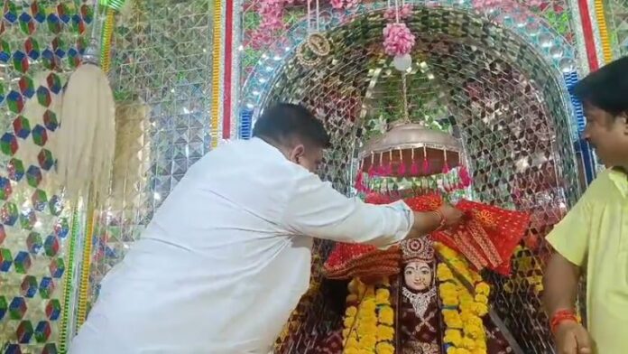 2827 करणी माता मंदिर में दर्शन करते मंत्री संजय शर्मा
